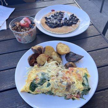 Kihei Caffe Lahaina - Breakfast items veggie omelette and chia bowl - Breakfast & Brunch Near Me - Lahaina, Hawaii Kihei Caffe Lahaina - Breakfast items veggie omelette and chia bowl - Breakfast & Brunch Near Me - Lahaina, Hawaii