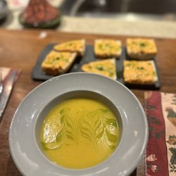 Tapabento - Vegetable creamy soup with tomato and oil bread