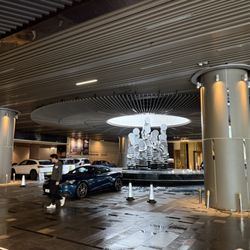 香港九龍東皇冠假日酒店 - Car dropoff area out front.