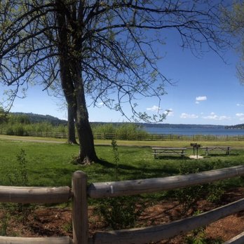 Lake Sammamish State Park - Gorgeous views from table and eating area - Parks Near Me - Issaquah, Washington
