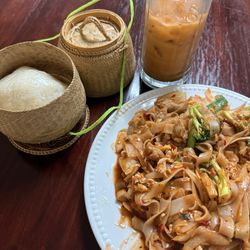 Tha da Petch - Pad ke mao and sticky rice