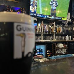 Silver Q Billiards & Sports Bar - Guinness and the game!!
