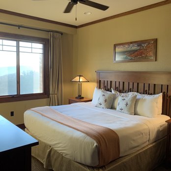 The Cliffs at Long Creek - Master bedroom in lodge - Vacation Rentals Near Me - Ridgedale, Missouri The Cliffs at Long Creek - Master bedroom in lodge - Vacation Rentals Near Me - Ridgedale, Missouri