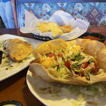 El Leoncito - Titusville - A feast: chips and salsa, beef empanadas, and salad topped with seasoned grilled chicken in a tortilla shell. Yes, I had a takeaway box! - Mexican Near Me - Titusville, Florida