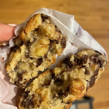 Levain Bakery - Back Bay, Boston - Chocolate Chip Walnut - Bakeries Near Me - Boston, Massachusetts Levain Bakery - Back Bay, Boston - Chocolate Chip Walnut - Bakeries Near Me - Boston, Massachusetts