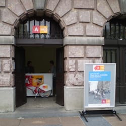 Velo Antwerpen - Infobale Grote Markt. Er is er ook eentje aan het Centraal Station. Hier koop je je fietskaarten en kun je terecht met vragen.