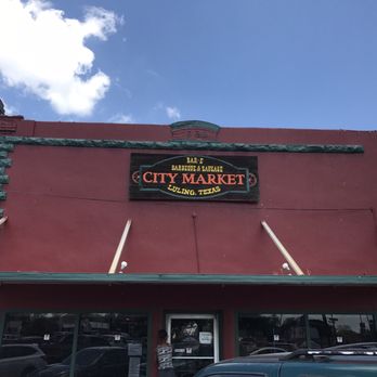 City Market - Basic storefront for some great local Q - Barbeque Near Me - Luling, Texas
