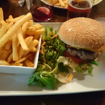 Oxford Arms - Burger of the week. TEXAS RANGER: beef burger, cheddar, bbq, onions rings, frites and salads :) - Pubs Near Me - Bordeaux, 33