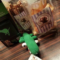 Hundehütte - Erbeutet - Spielzeug und Kausnacks von Pepper's Choice und Dog Toi, biologisch abbaubar ;)
