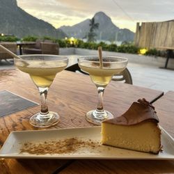 Cuna Hotel - Basque cheesecake and margarita