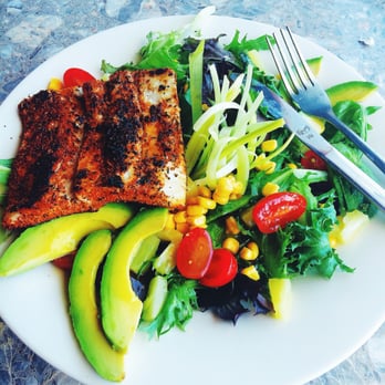 Sand On the Beach - Blackened mahi mahi on the summer salad, really beautiful colors and healthy! - American Near Me - Melbourne Beach, Florida