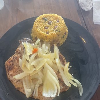 Sonido del Mar - Grilled chicken with sautéed onions - Seafood Near Me - Isabela, Puerto Rico