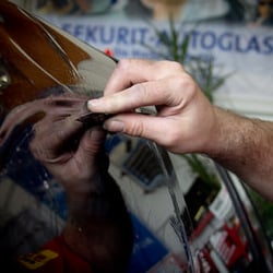 Autoglas Expert - Bei uns ist die Folientönung eine präzise Arbeit