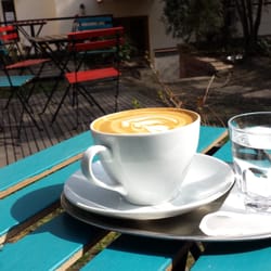 Kavárna Čekárna - Zahrada s cvrlikáním ptáků, vůní jehličnanů, slunce a kafe. Co víc si přát :)