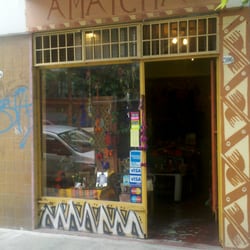 Amaicha - Fachada del local. Se ve que aceptan tarjetas.