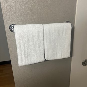 Red Roof PLUS - No washcloths and only 2 towels? - Hotels Near Me - Woburn, Massachusetts