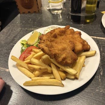 Restart Pub - Fried pork schnitzel with French fries - Barbeque Near Me - Praha 2, Puerto Rico Restart Pub - Fried pork schnitzel with French fries - Barbeque Near Me - Praha 2, Puerto Rico