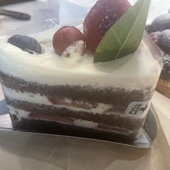 Paris Baguette - Blueberry Chiffon Cake, Berry Tart - Coffee & Tea Near Me - New York, New York Paris Baguette - Blueberry Chiffon Cake, Berry Tart - Coffee & Tea Near Me - New York, New York