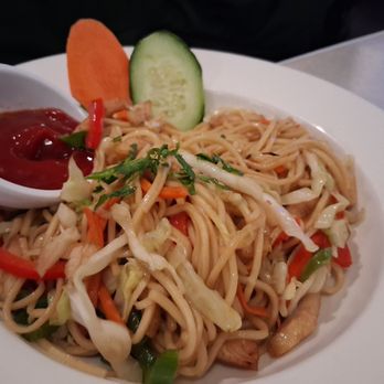 Lakeside NYC - Chicken chow mein - Himalayan/Nepalese Near Me - Queens, New York