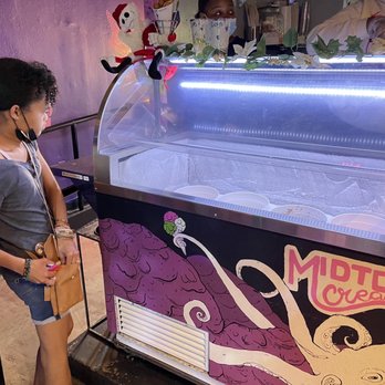 Midtown Creamery - Me getting ice cream - Desserts Near Me - Miami, Florida