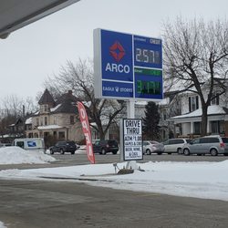 ARCO/Eagle Stores - The price sign.