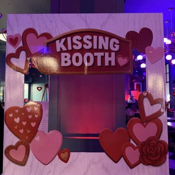 Omni William Penn Hotel - Kissing booth that was right near the entrance - Hotels Near Me - Pittsburgh, Pennsylvania Omni William Penn Hotel - Kissing booth that was right near the entrance - Hotels Near Me - Pittsburgh, Pennsylvania