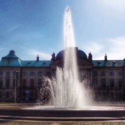 Palaisplatz - Fontäne am palaisplatz mit japanischem palais