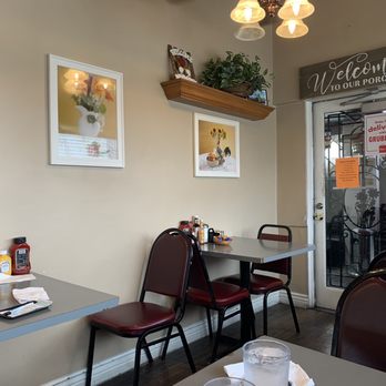 Donna Kaye's Cafe - tables and chairs - American Near Me - Bakersfield, California