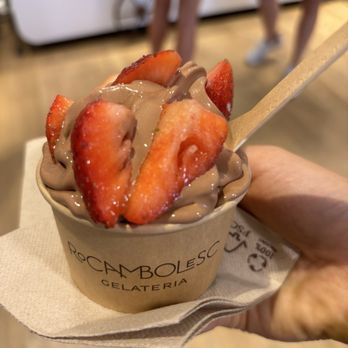 Rocambolesc - Small Chocolate with strawberries on top - Ice Cream & Frozen Yogurt Near Me - Girona, GI Rocambolesc - Small Chocolate with strawberries on top - Ice Cream & Frozen Yogurt Near Me - Girona, GI