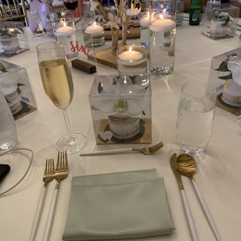 Hawaii Fine Linen Rentals - Wedding reception table with elegant gold & white Jacqueline flatware. - Party Equipment Rentals Near Me Hawaii Fine Linen Rentals - Wedding reception table with elegant gold & white Jacqueline flatware. - Party Equipment Rentals Near Me