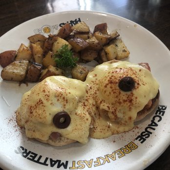 Papas and Eggs - Eggs Benedict Canadian Bacon Special - Breakfast & Brunch Near Me - Mountain View, California