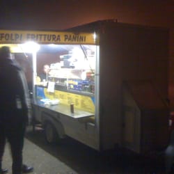 Paninoteca - Si tratta di un piccolo chiosco in mezzo al piazzale con ampio parcheggio