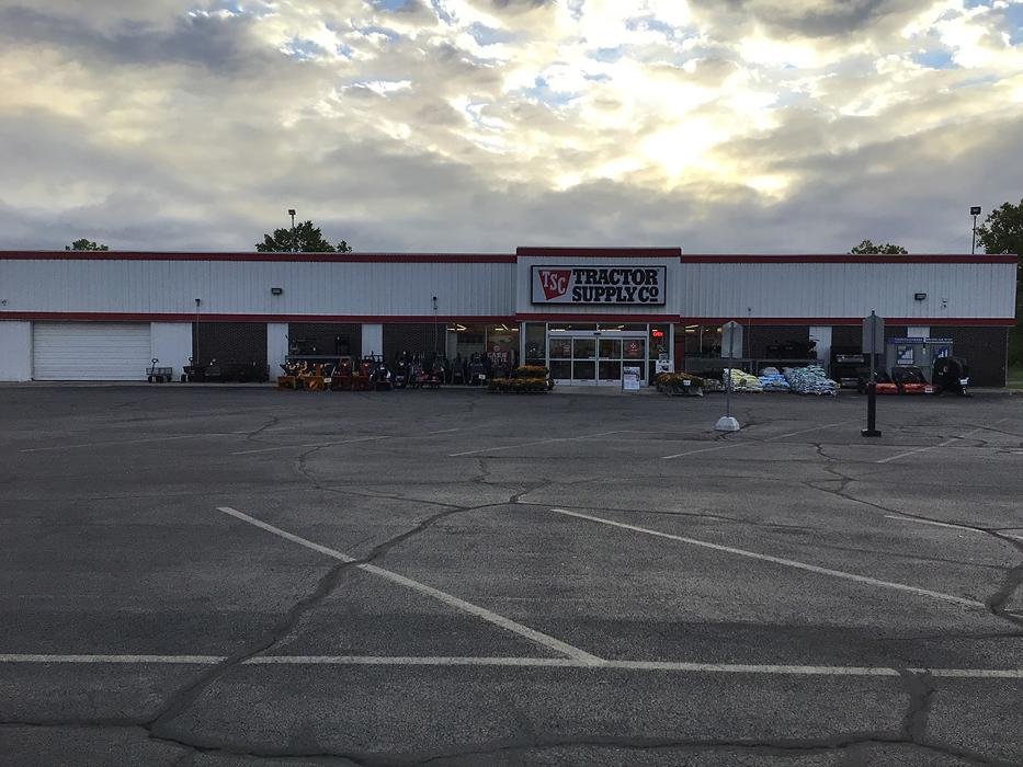 TRACTOR SUPPLY 829 S 13th St, Decatur, Indiana Department Stores