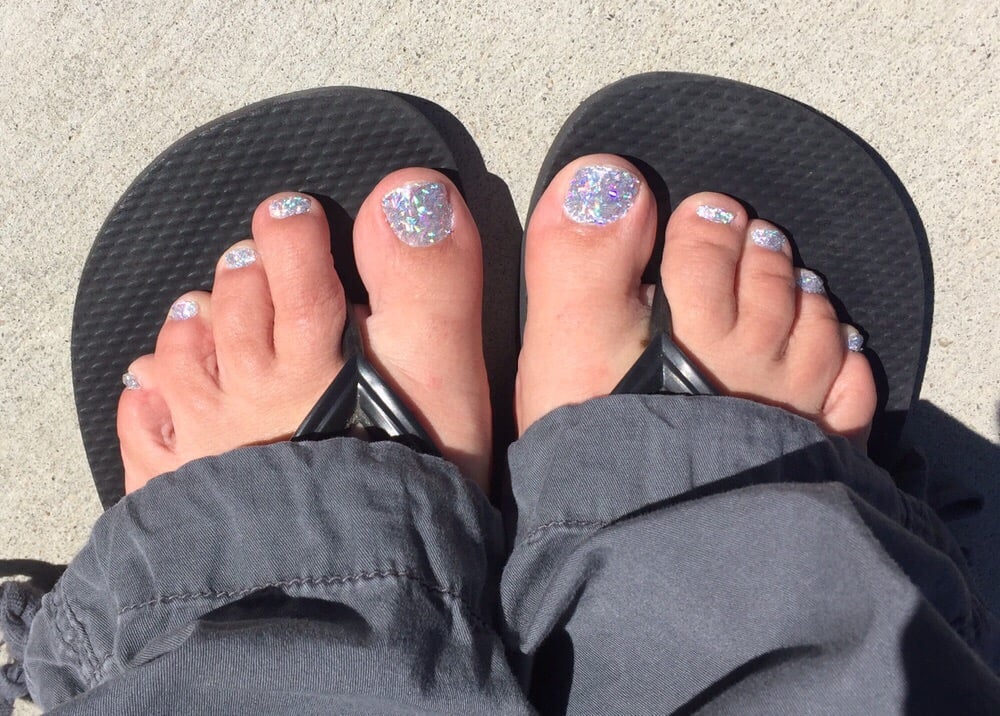 Fingers 2 Toes By Nicole Logo