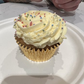 LOLA's Cupcake & Coffee Bar - Vegan vanilla cupcake - Coffee & Tea Near Me - London, XGL LOLA's Cupcake & Coffee Bar - Vegan vanilla cupcake - Coffee & Tea Near Me - London, XGL