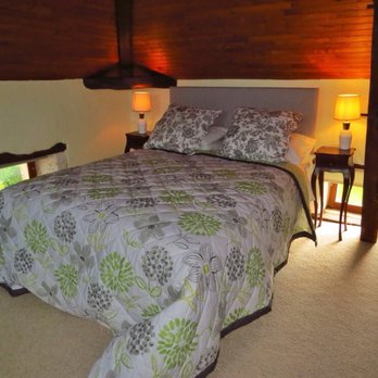 Le Puyfavard - Bedroom with two twin beds and bathroom outside bedroom door. - Bed & Breakfast Near Me - Villars, 24