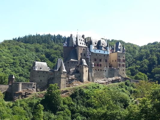 Eltz Castle by null