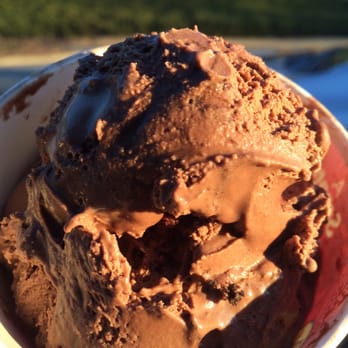 Bruster's Real Ice Cream - Small cup of Chocolate Mudslide ($3.49) - Ice Cream & Frozen Yogurt Near Me - Kennesaw, Georgia