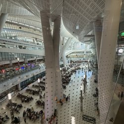 香港西九龍站 - Shops and waiting areas below ticketing