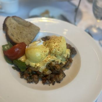 Vintage Press - Steak hash Benedict - American Near Me - Visalia, California Vintage Press - Steak hash Benedict - American Near Me - Visalia, California