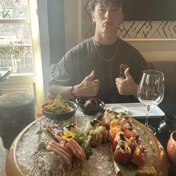 Confraria Lx - Two thumbs up on the freestyle - Sushi Bars Near Me - Lisbon, 11