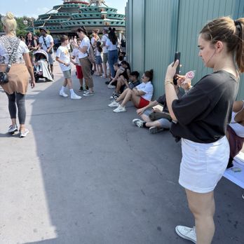 Disneyland Paris - People hiding from the scorching heat - Amusement Parks Near Me Disneyland Paris - People hiding from the scorching heat - Amusement Parks Near Me