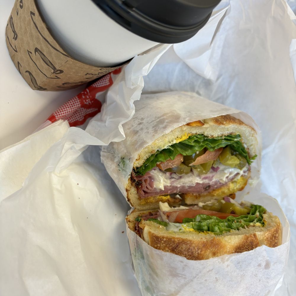 Pastrami sandwich in a jalapeño bego! Mmmmm ! So dreamy! Pastrami sandwich in a jalapeño bego! Mmmmm ! So dreamy!