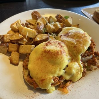 Aromas - eggs Benedict chorizo - Buffets Near Me - Fresno, California Aromas - eggs Benedict chorizo - Buffets Near Me - Fresno, California