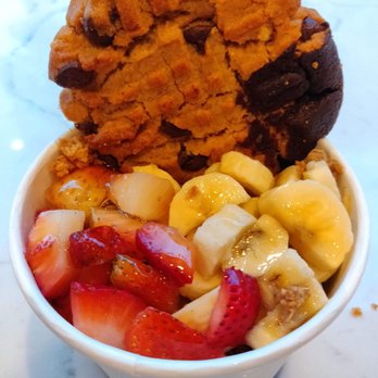 Main Squeeze - Secret Menu item: Charlie (Beleza Bowl, with a chocolate & fudge cookie) - Juice Bars & Smoothies Near Me - Alameda, California
