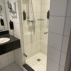 Mercure Hotel Frankfurt Eschborn Helfmann-Park - Decent size shower