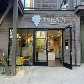7Gradi - Store front with some outside seating - Gelato Near Me - Honolulu, Hawaii 7Gradi - Store front with some outside seating - Gelato Near Me - Honolulu, Hawaii