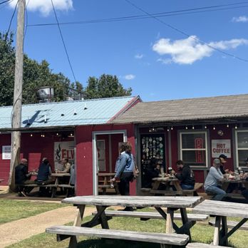 Elwood's Shack - Outdoor seating - Barbeque Near Me - Memphis, Tennessee