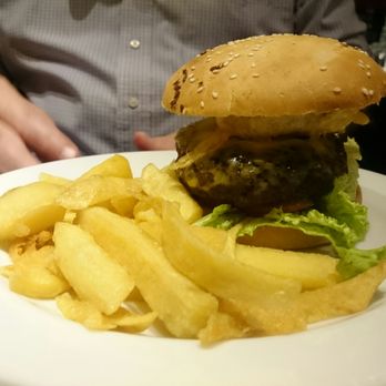 Dandy - Hamburguesa de lomo con lechuga, tomate, cheddar y aro de cebolla, acompañado con papas fritas. 10 puntos! - Salad Near Me - Buenos Aires, C