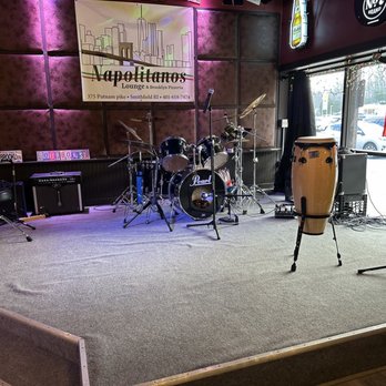Napolitano's Brooklyn Pizza - Large stage, live music Friday/Saturday/Sunday - Pizza Near Me - Smithfield, Rhode Island
